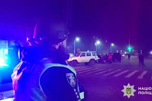 Вибух стався у момент, коли поліцейські приїхали на перезмінку й припаркували автомобілі на території АЗС у Миколаєві