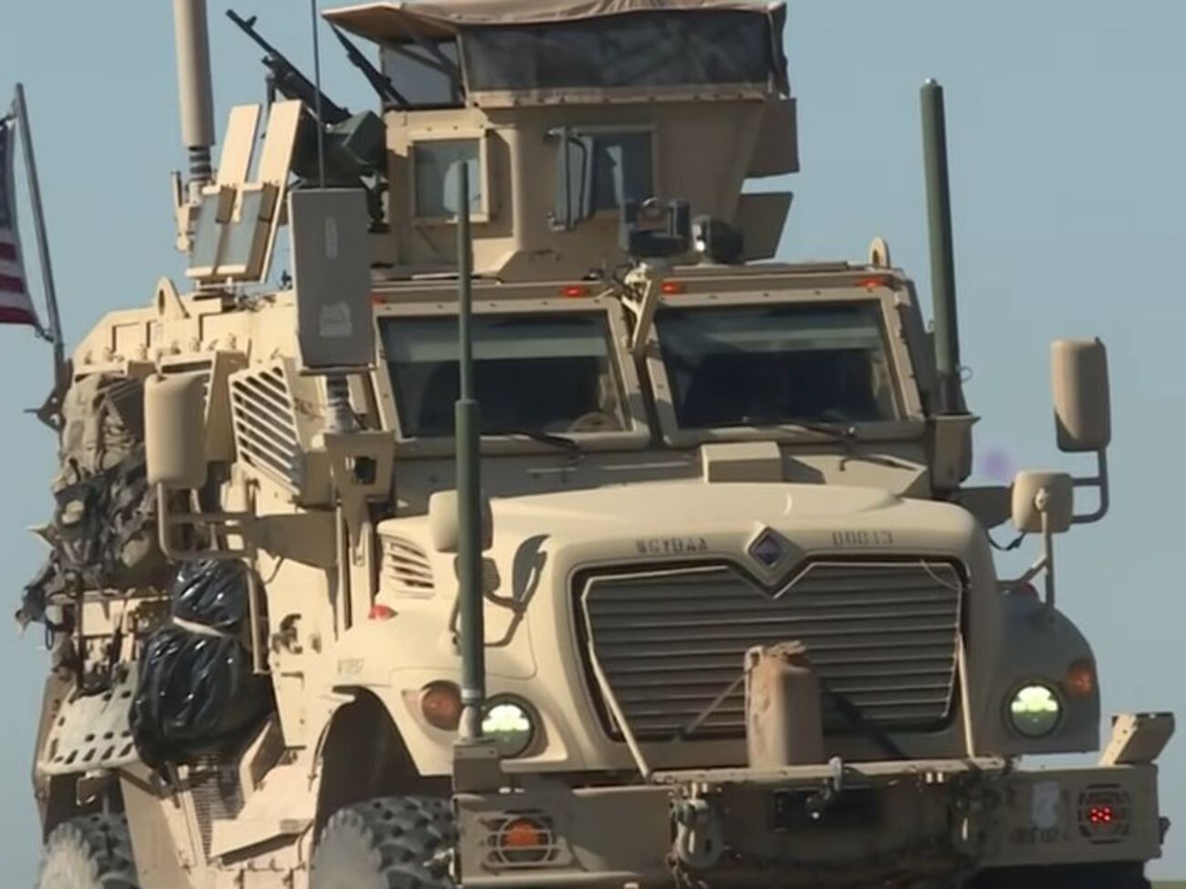 Американці вивозять техніку з військової бази