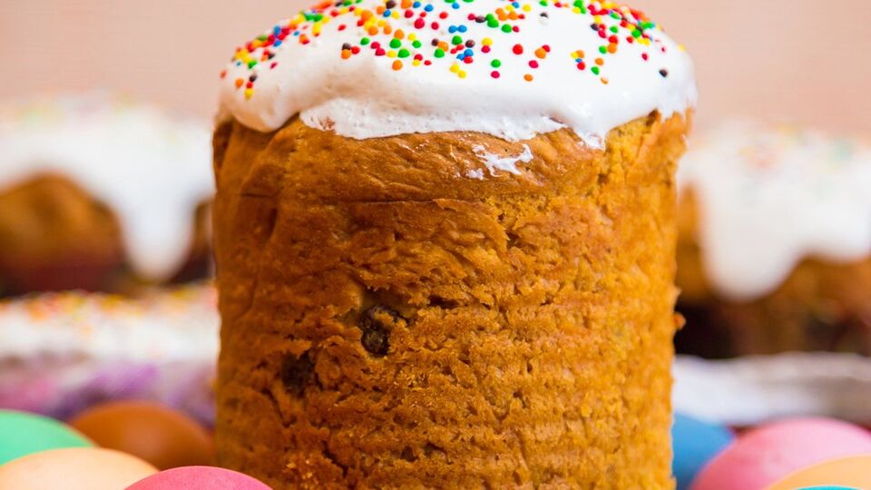 В тесто нужно добавить восемь желтков