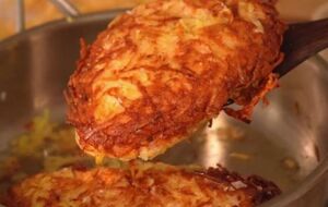 Картоплю натріть на середній тертці