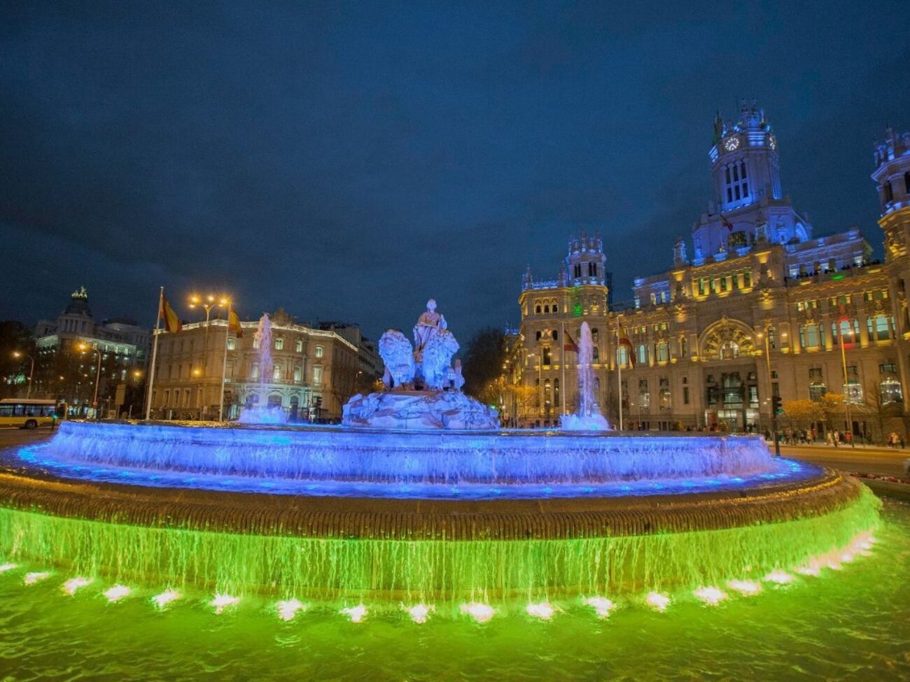 Культовая достопримечательность Мадрида засияла цветами украинского флага