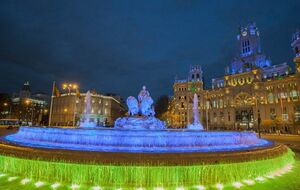 Культовая достопримечательность Мадрида засияла цветами украинского флага