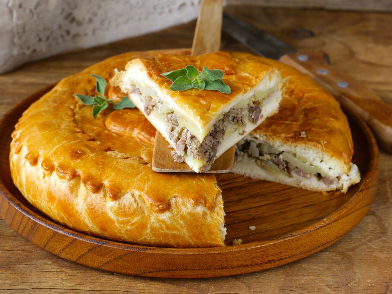 Из специй возьмите щепотку молотого мускатного ореха, сушеные чабрец и орегано