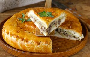 Из специй возьмите щепотку молотого мускатного ореха, сушеные чабрец и орегано