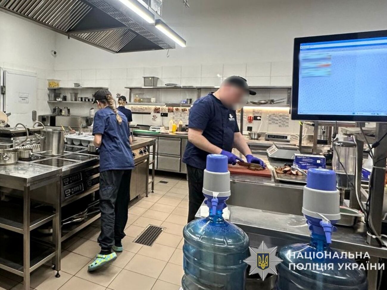 За інформацією правоохоронців, після відвідування закладу по медичну допомогу звернулася 21 людина, серед яких – 18 дітей