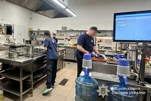 За інформацією правоохоронців, після відвідування закладу по медичну допомогу звернулася 21 людина, серед яких – 18 дітей