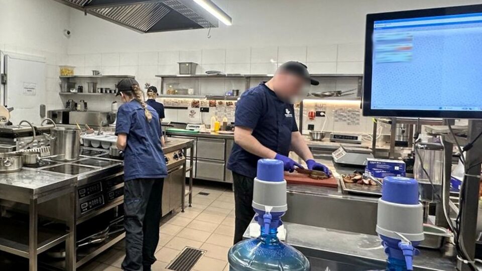 За інформацією правоохоронців, після відвідування закладу по медичну допомогу звернулася 21 людина, серед яких – 18 дітей