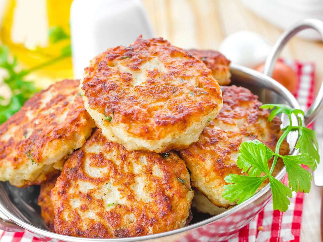 У фарш потрібно додати моркву, цибулю й картоплю