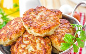 У фарш потрібно додати моркву, цибулю й картоплю