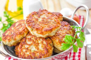 В фарш нужно добавить морковь, лук и картофель