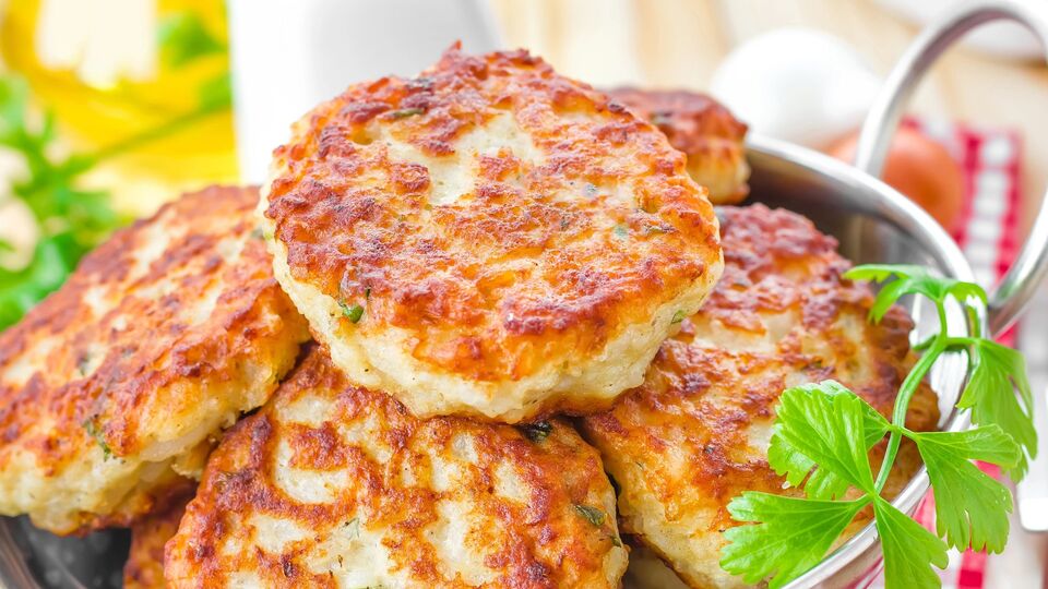 В фарш нужно добавить морковь, лук и картофель