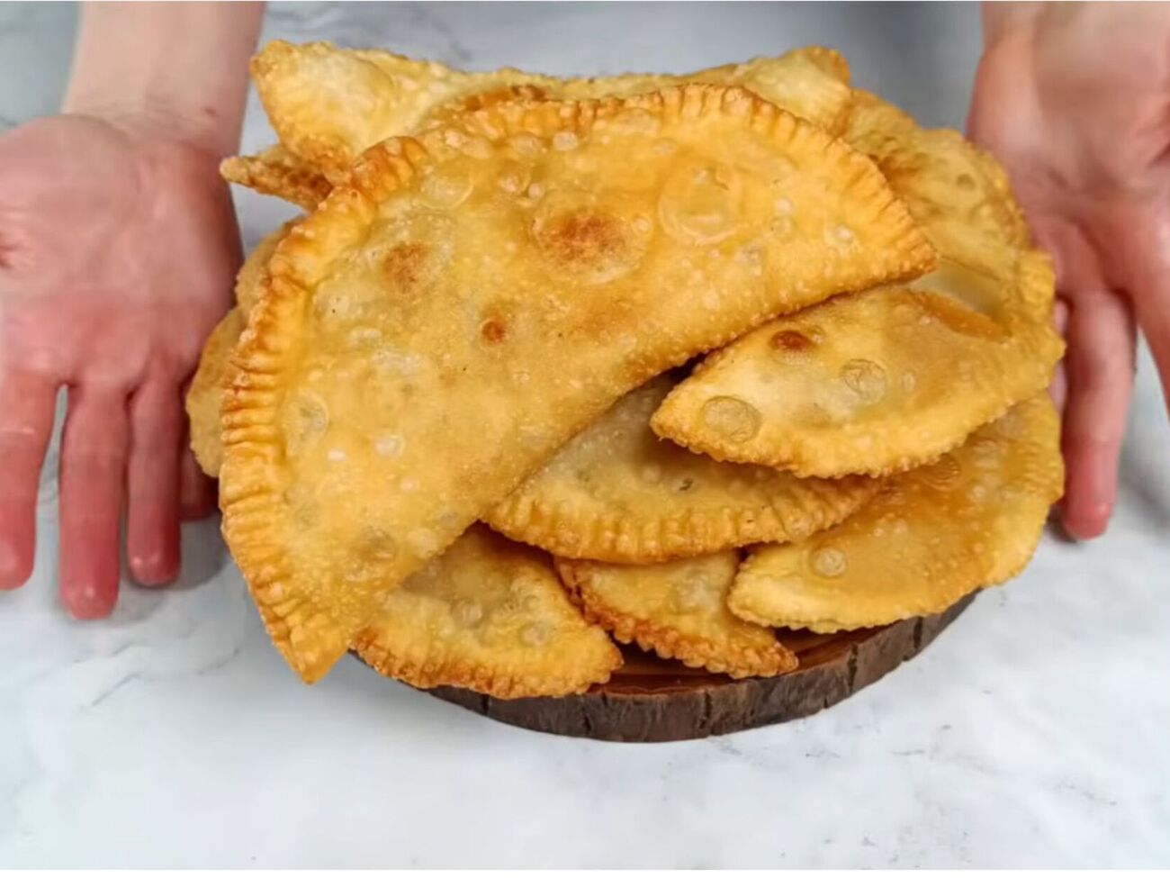 Сформуйте из теста чебуреки и обжарьте их до готовности на растительном масле