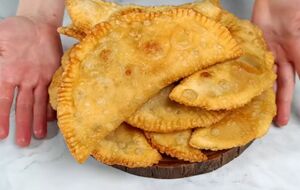 Сформуйте из теста чебуреки и обжарьте их до готовности на растительном масле