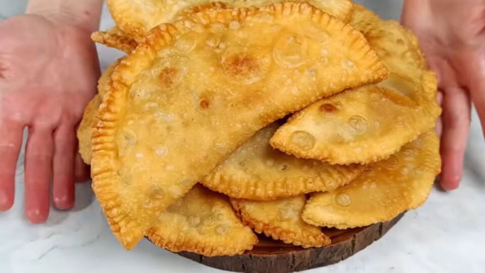 Сформуйте из теста чебуреки и обжарьте их до готовности на растительном масле