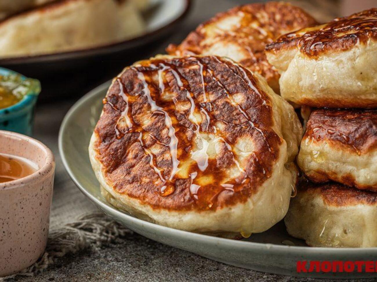 Подавайте оладьи с медом или любым другим топингом