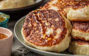 Подавайте оладки з медом або будь-яким іншим топінгом