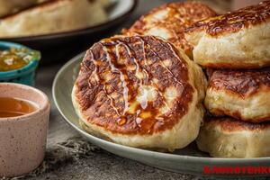 Подавайте оладки з медом або будь-яким іншим топінгом