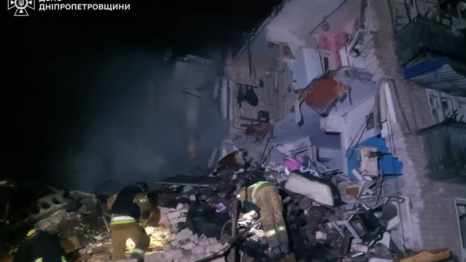 Под обломками могут находиться четыре человека