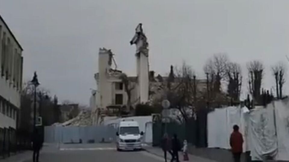 Поврежденное здание решили снести