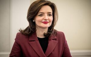 Беца – магістерка міжнародного права й перекладачка з англійської мови