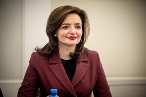 Беца – магістерка міжнародного права й перекладачка з англійської мови