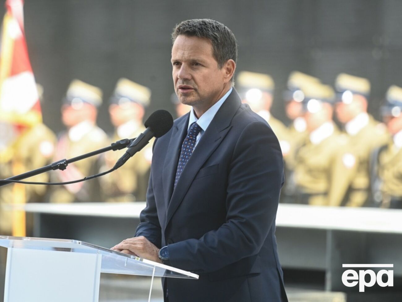 Тшасковский показал помещение с полевой посудой, спальными мешками, носилками и кроватями