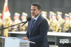 Тшасковский показал помещение с полевой посудой, спальными мешками, носилками и кроватями