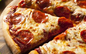 В тесто влейте 50 мл теплого молока