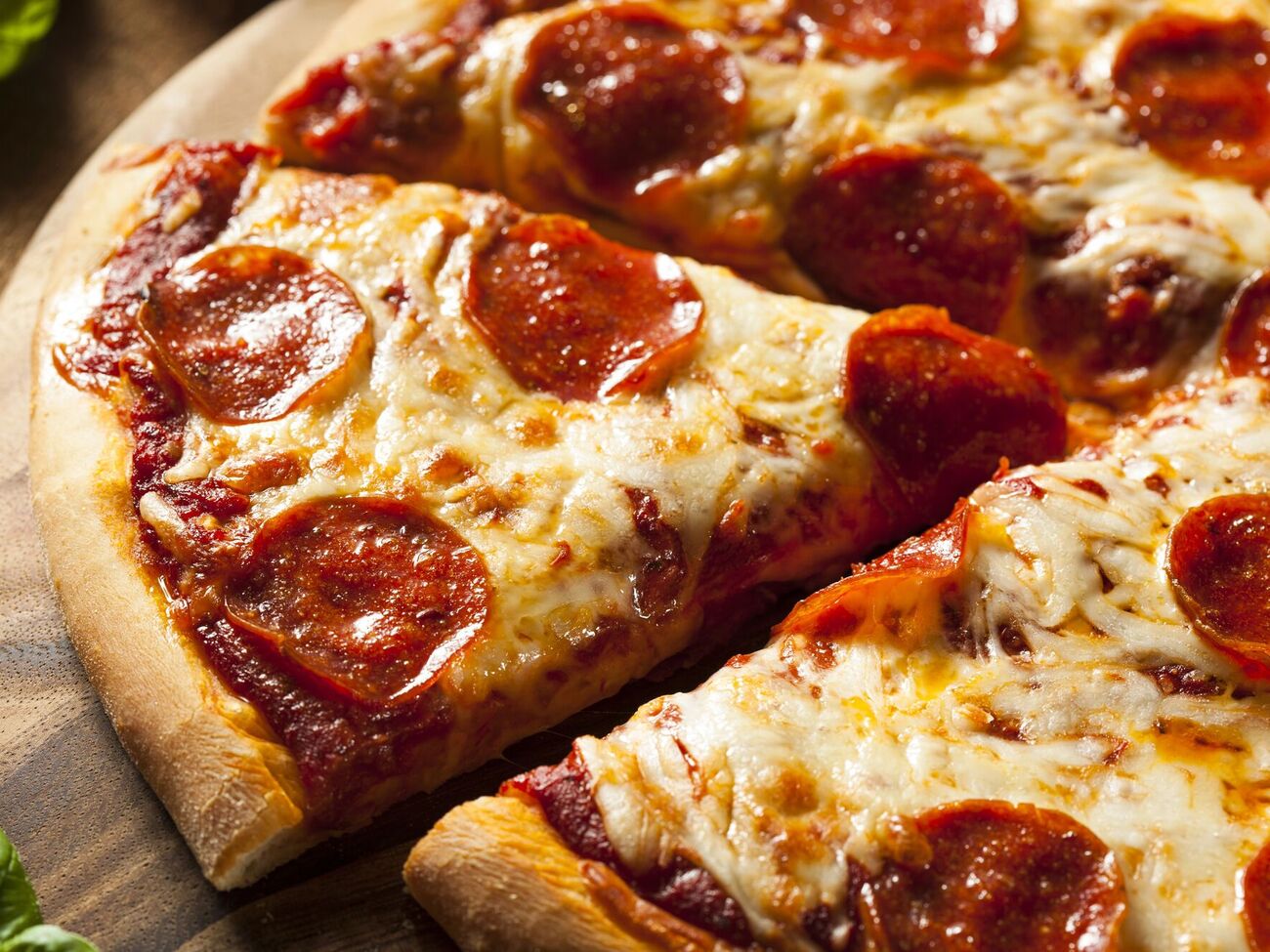 В тесто влейте 50 мл теплого молока