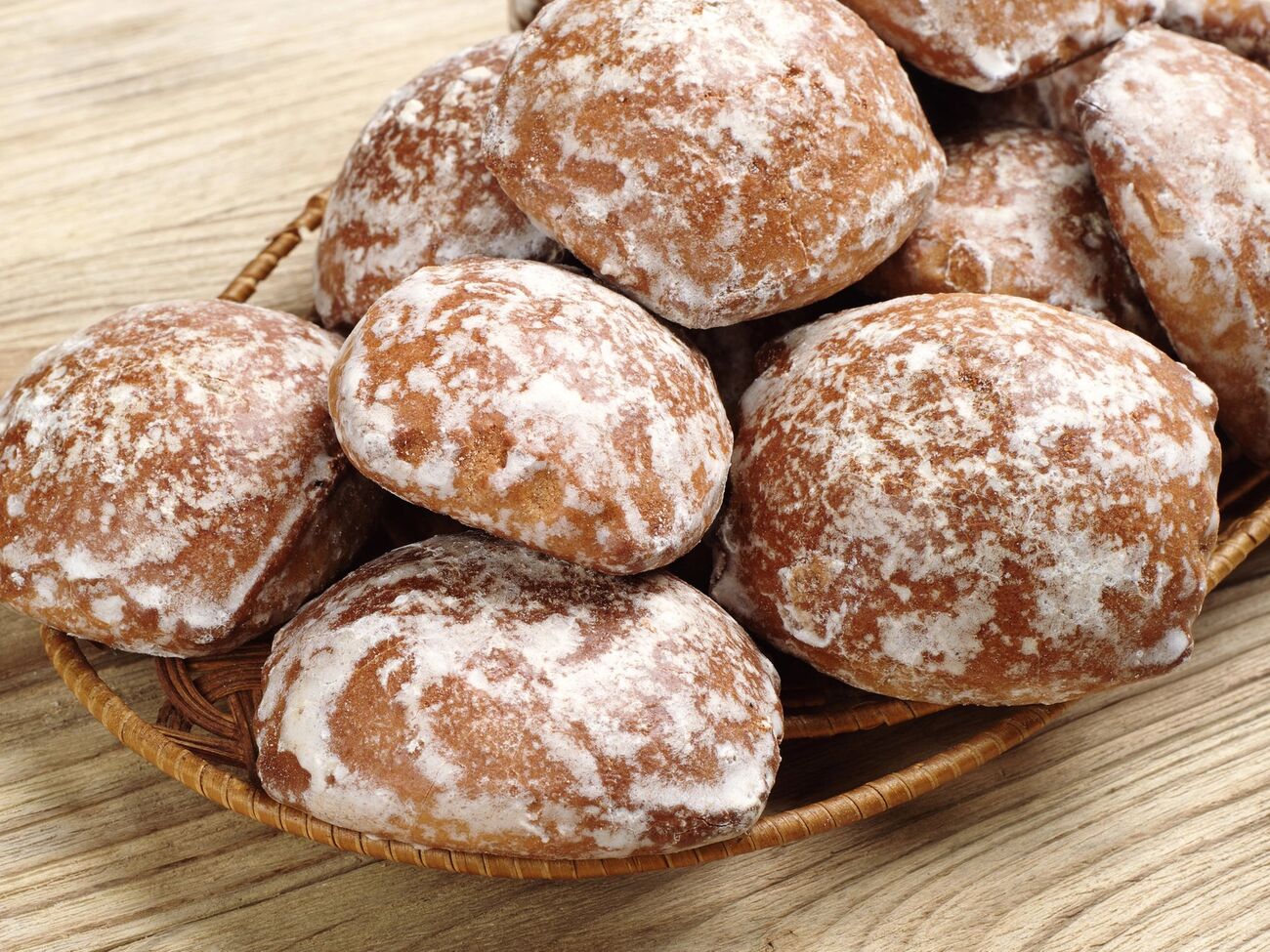 Для глазури понадобятся лимонная кислота, вода и сахарная пудра