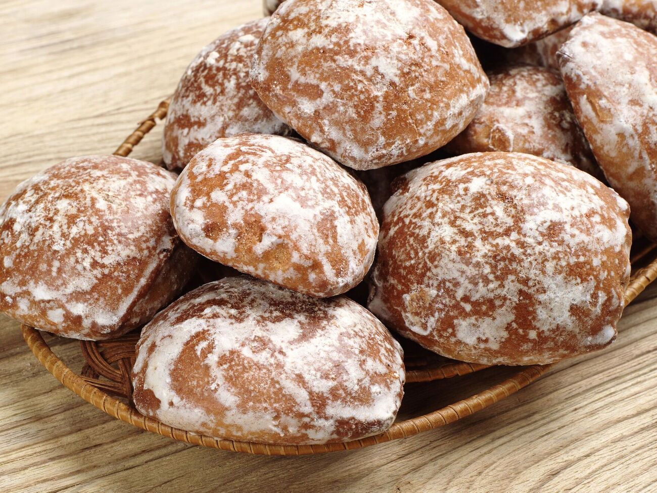 Для глазури понадобятся лимонная кислота, вода и сахарная пудра