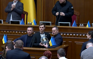 Гераскевич пришел в парламент с "шлемом памяти", за который его дисквалифицировали на Олимпиаде в Италии