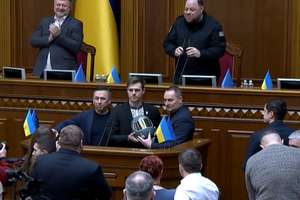 Гераскевич пришел в парламент с "шлемом памяти", за который его дисквалифицировали на Олимпиаде в Италии