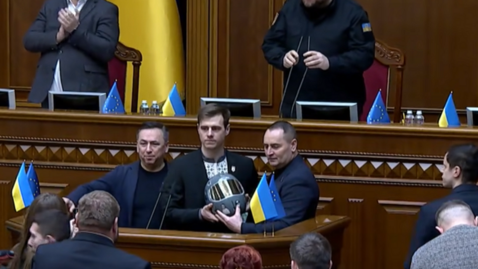 Гераскевич пришел в парламент с "шлемом памяти", за который его дисквалифицировали на Олимпиаде в Италии