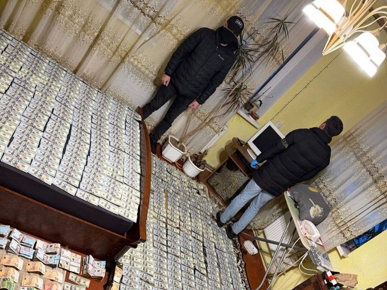Удома у фігурантів виявили понад $200 тис. готівкою