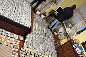 Дома у фигурантов нашли более $200 тыс. наличными