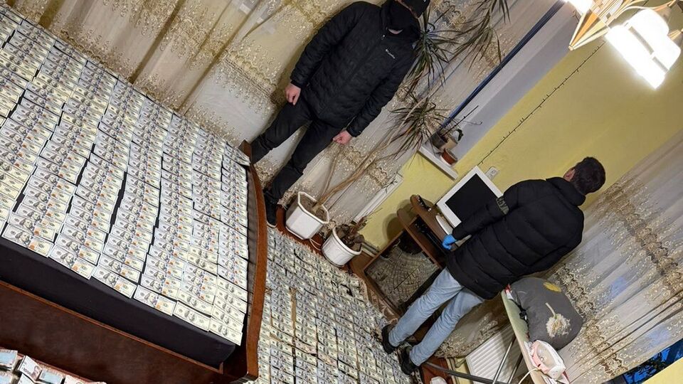 Удома у фігурантів виявили понад $200 тис. готівкою