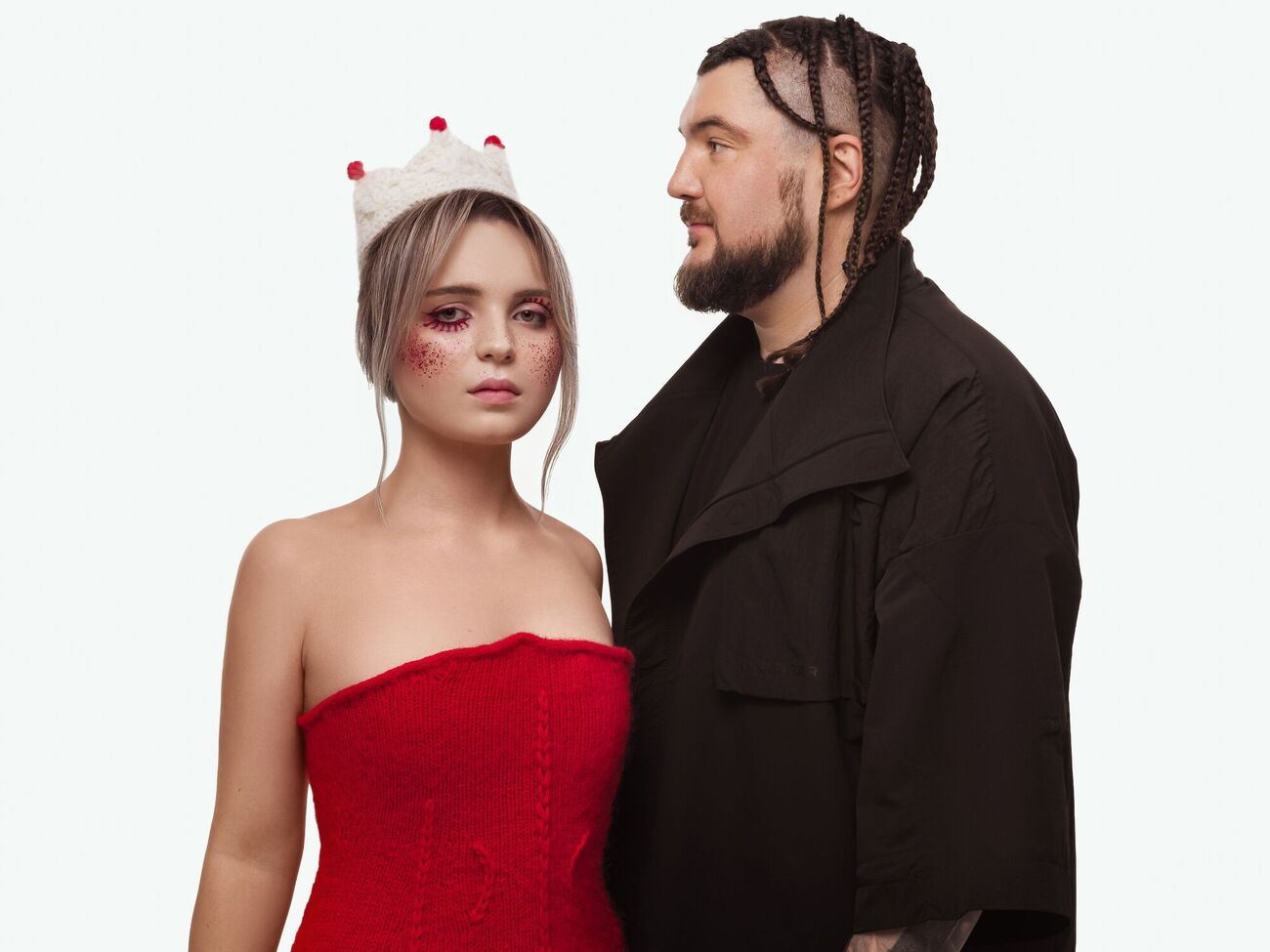 По словам артистки, новая видеоработа с Probass ∆ Hardi рассказывает о жизни в парадоксе