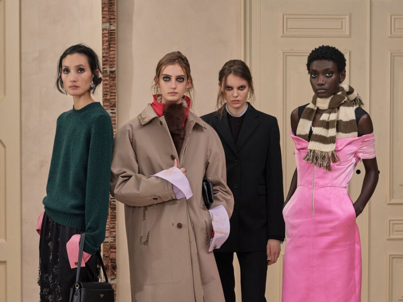 Дизайнери Prada показали, як із базового комплекту можна створити кілька різних вбрань