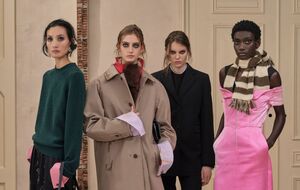 Дизайнери Prada показали, як із базового комплекту можна створити кілька різних вбрань