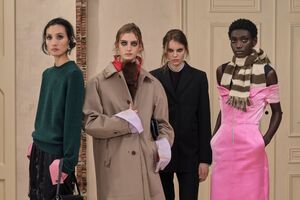 Дизайнери Prada показали, як із базового комплекту можна створити кілька різних вбрань