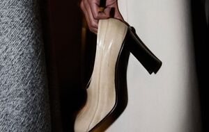 Якщо раніше дизайнери фокусували увагу на туфлях витонченої форми на тонких шпильках, то тепер їх замінило масивне взуття