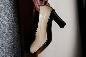 Если раньше дизайнеры фокусировали внимание на туфлях изящной формы на тонких шпильках, то теперь их заменила массивная обувь
