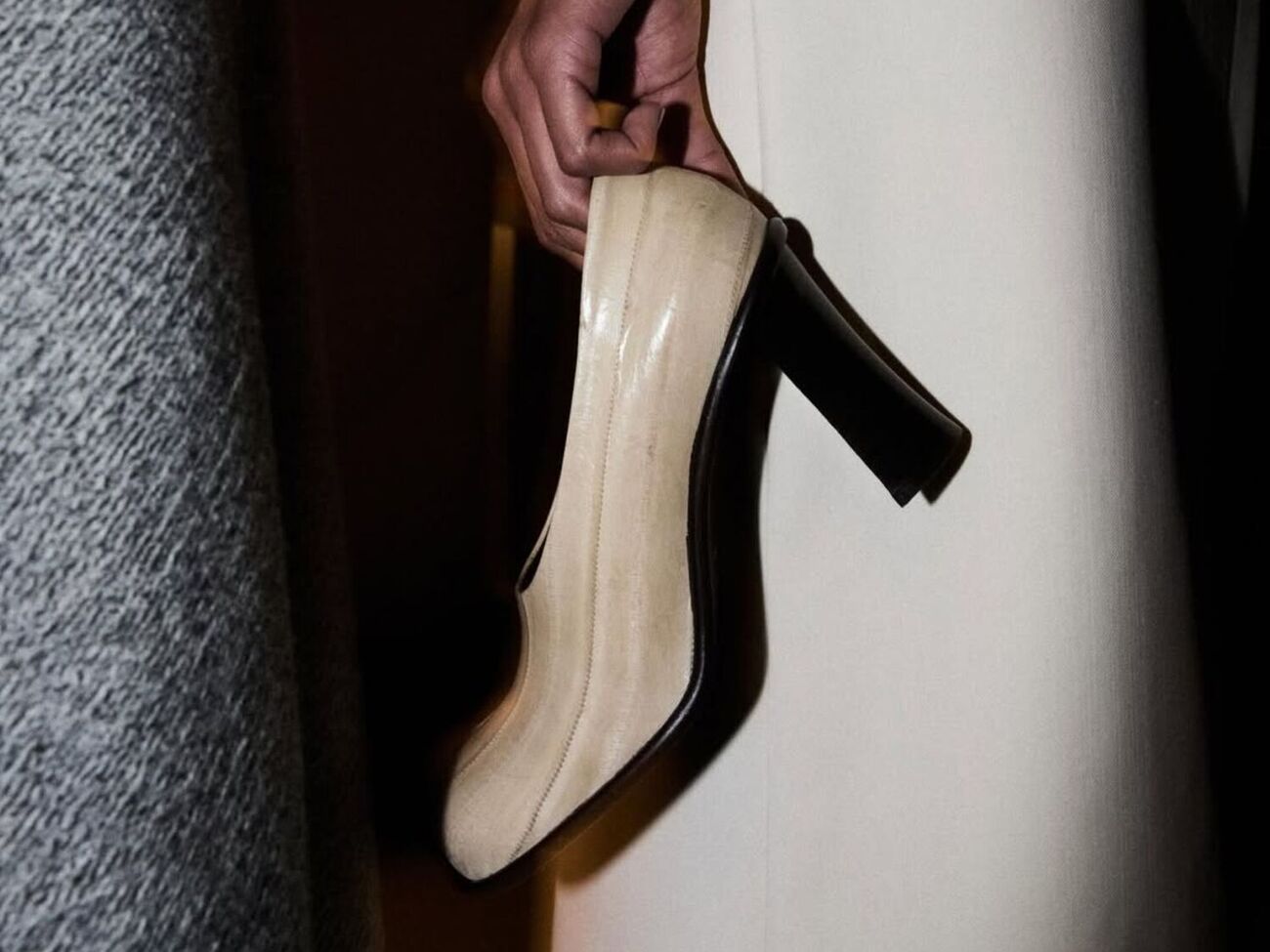 Если раньше дизайнеры фокусировали внимание на туфлях изящной формы на тонких шпильках, то теперь их заменила массивная обувь