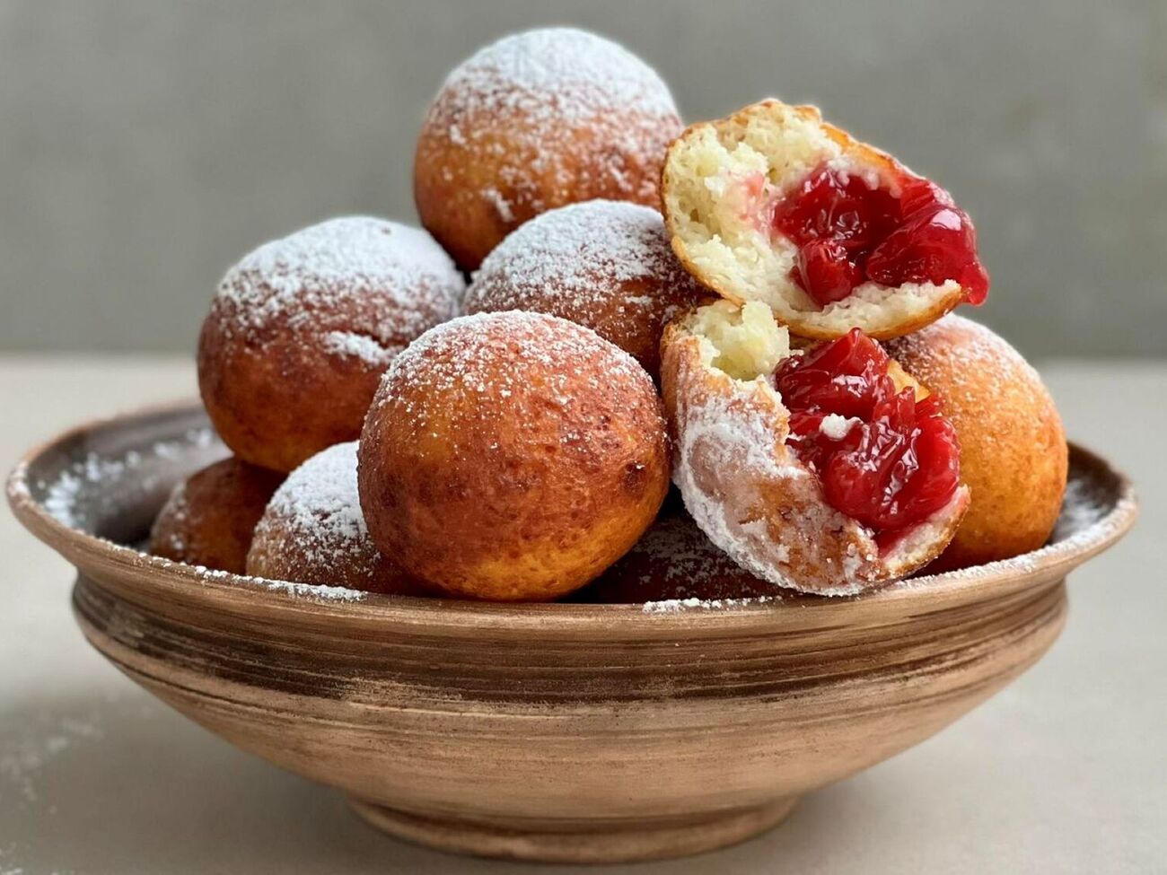 Перед подачей посыпьте пончики сахарной пудрой