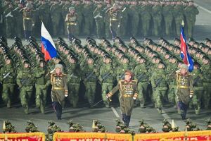 Військові марширували з російським прапором