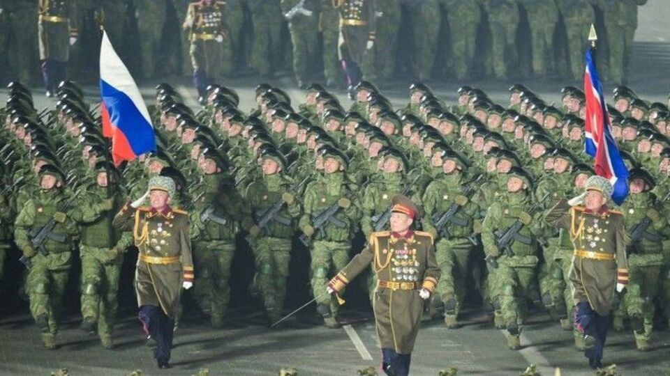 Военные маршировали с российским флагом