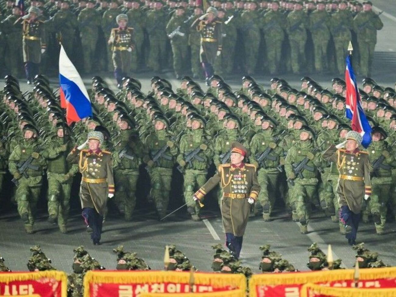 Військові марширували з російським прапором