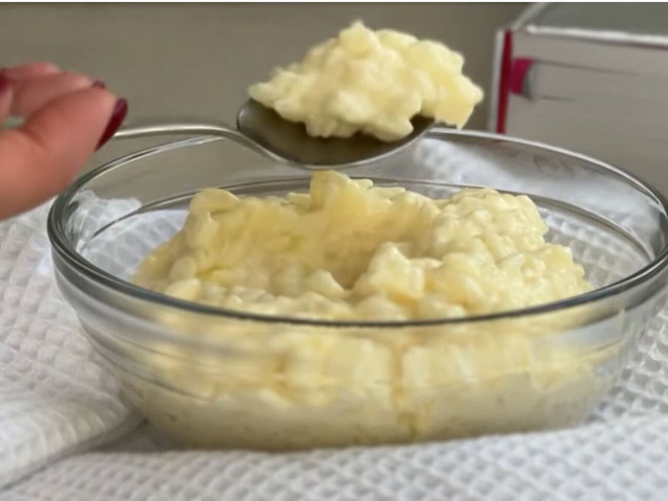 В готовую кашу добавьте ванилин для аромата