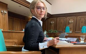 Політикиня обрала для виходу у світ костюм, який складається зі спідниці й піджака